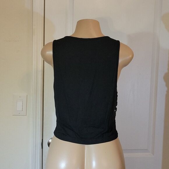 CHARLOTTE RUSSE WHITE &BLACK SEQUENCE PATTERN DESIGN CROP TOP - Picture 10 of 13